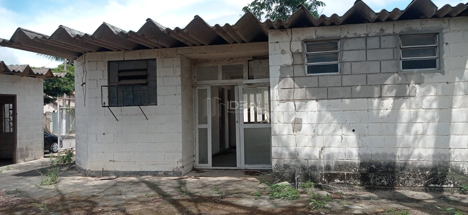 Excelente área industrial com toda infraestrutura para aluguel ou venda com 2000m2 em Donana, próxima à rodovia Campos/Farol cod 15797