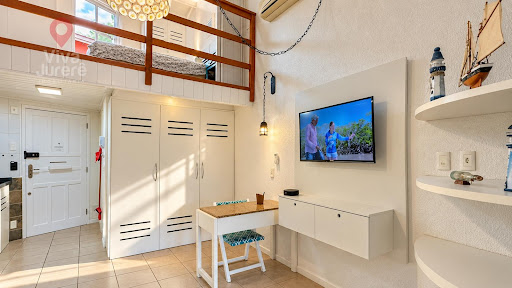 Apartamento duplex mobiliado com 45 m², localizado no coração de Jurerê. Possui um dormitório com armários, cama, cofre e ar-condicionado, sala aconchegante com sofá, TV e mesa de jantar, cozinha equi
