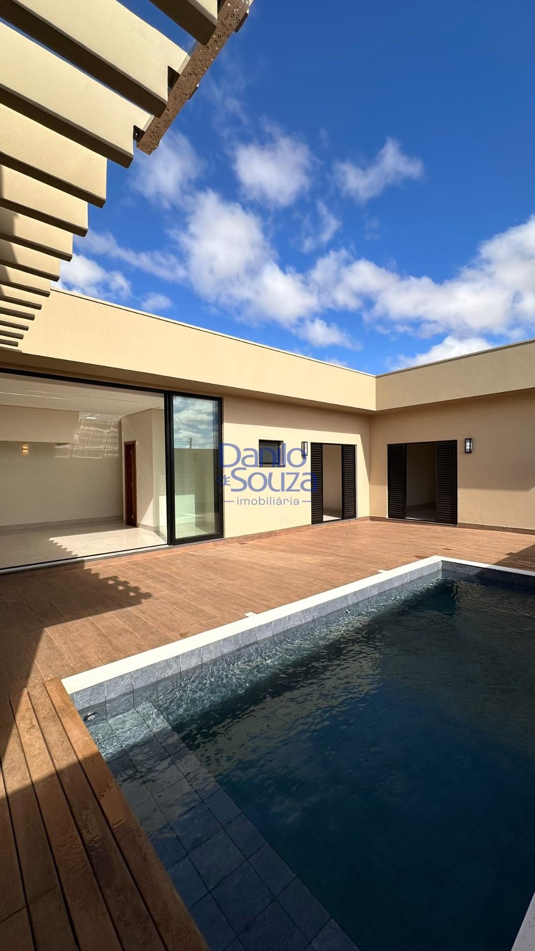 Casa à venda com 1 banheiro, 4 vagas e 360m² no Villagio Park, Araxá — foto principal