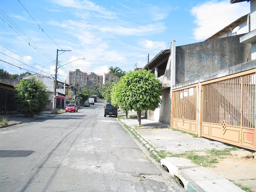 Rua larga e plana