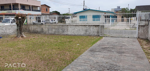 Casa em Balneário Arroio do Silva SC, Casa construída em uma esquina, toda em lage, com 03 dormitórios sendo uma suíte, Garagem para 03 veículos, churrasqueira, 02 banheiros, sala, sala de janta, cozi
