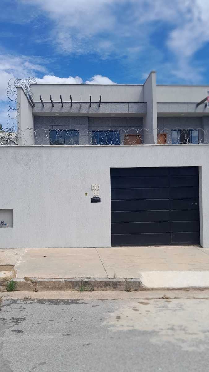 Casa à venda com 3 quartos, 2 banheiros, 2 vagas e 69m² no Novo Centro, Santa Luzia — foto principal