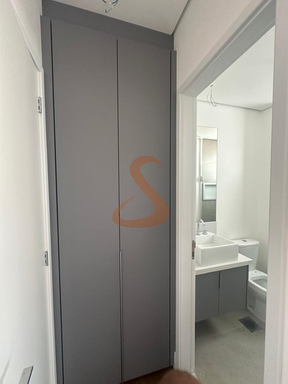 Armário atrás porta suíte