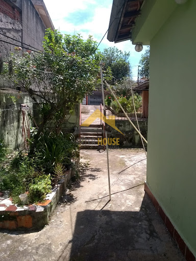 OPORTUNIDADE TERRENO COM 400 METROS QUADRADOS PARA INVESTIDORES, com uma casa de 4 dormitórios. Agende já sua visita!