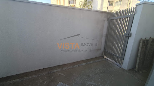 Acesso da rua ao salão comercial