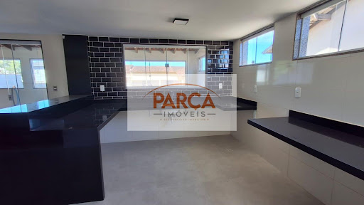 Casa à Venda em Laranjeiras - 5 Dormitórios e 290m²