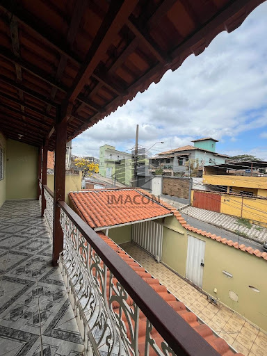 Casa Ampla e Completa com 4 Quartos, 2 Salas e 2 Vagas