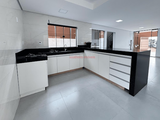Cozinha com armários 