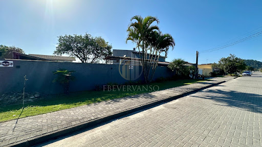 Sobrado em Cohapar, Guaratuba, com 160m², 5 dormitórios, 1 suíte e 2 banheiros. À venda por R$ 890 mil.