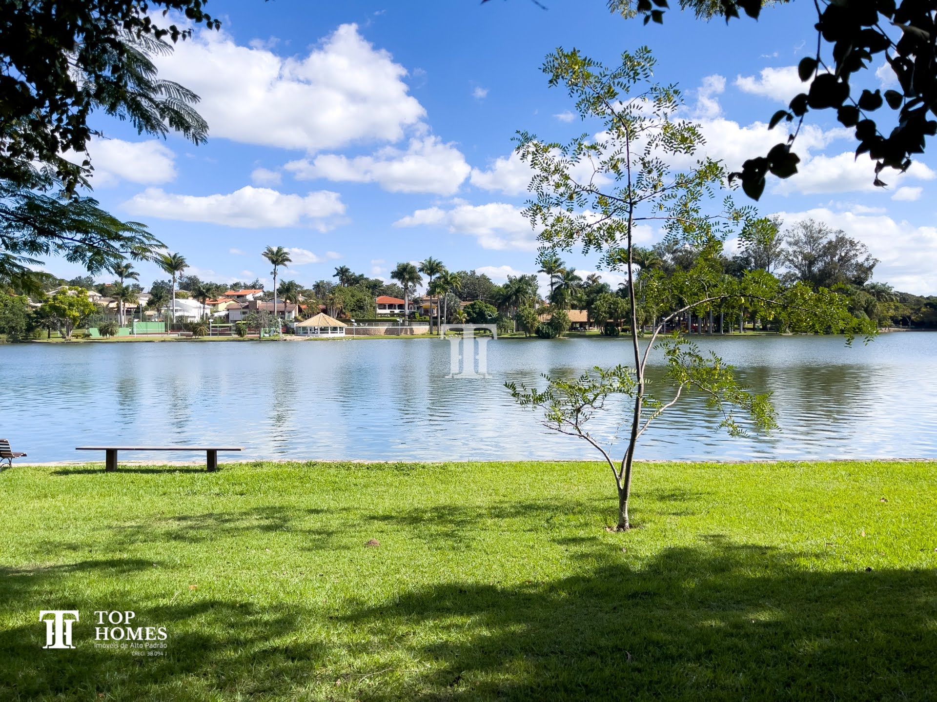 Terreno frente ao lago à venda no condomínio Portal da Concórdia em Cabreúva/SP