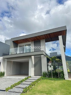 Casa Alto Padrão de 3 Dormitórios | 1 Suíte + 2 Demi-Suítes | Pedra Branca
