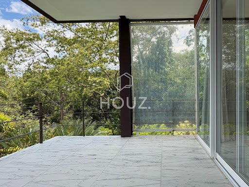 Varanda suspensa revestida em mármore