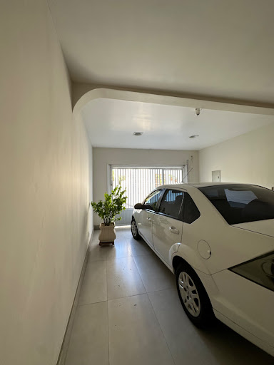 Garagem coberta com portão eletrônico 