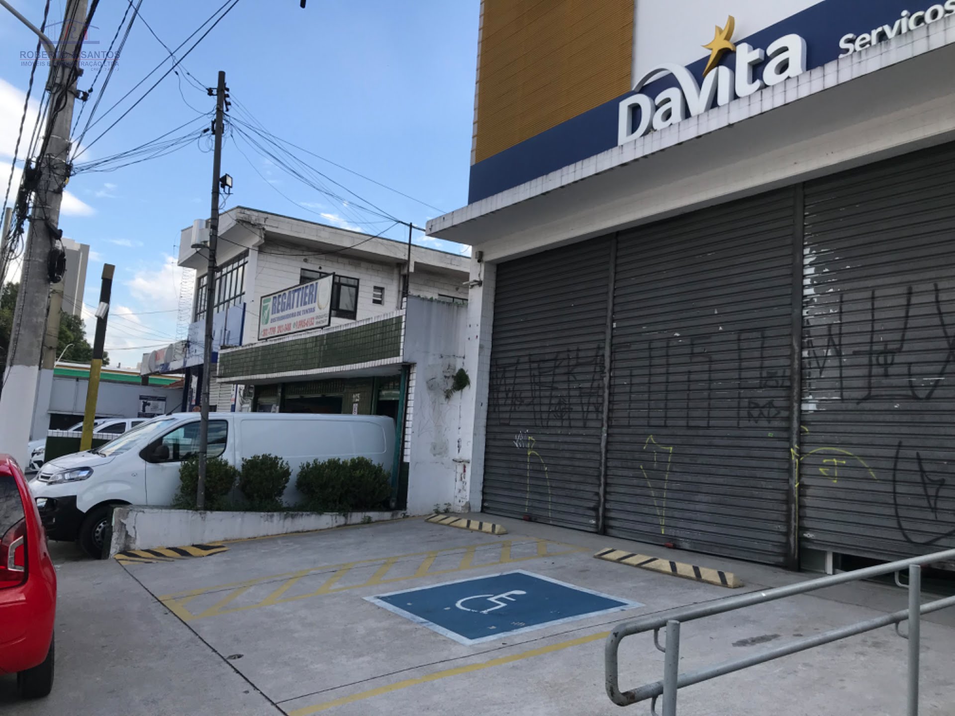 Frente do prédio com estacionamento 