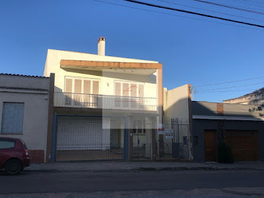 Casa à Venda no Centro de Bagé: 2 Suítes, 2 Banheiros