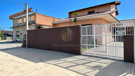 Sobrado à venda em Guaratuba: 5 dorms, 2 suítes