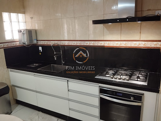 FJM IMOVEIS VENDE -  Linda casa Duplex no Colubandê próximo a igreja Nova Vida do Colubandê com 4 qts sendo 1 suite todos com varanda, piscina em alvenaria, garagem coberta, 2 salas,3 BH (2 socias), cozinha grande, espaço com jardim de inverno, cozinha grande, área de serviço e lavanderia. Doc.OK, 182 MTS de área construída. Valor 380 mil, somente venda, a vista, financiamento bancário ou carta de crédito. 