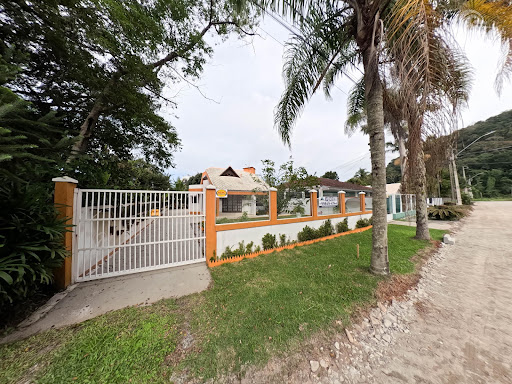 Casa 2 Pavimentos, 3 Quartos, Amplo Terreno, Região