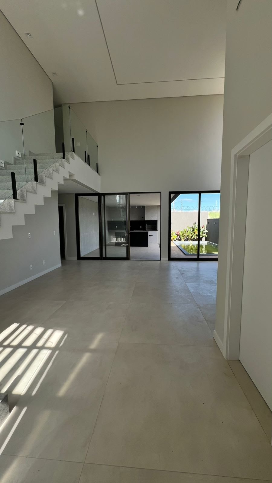 Casa à venda com 4 quartos, 3 suítes, 4 vagas e 268m² no Sim, Feira de Santana (BA) — foto 2 de 25