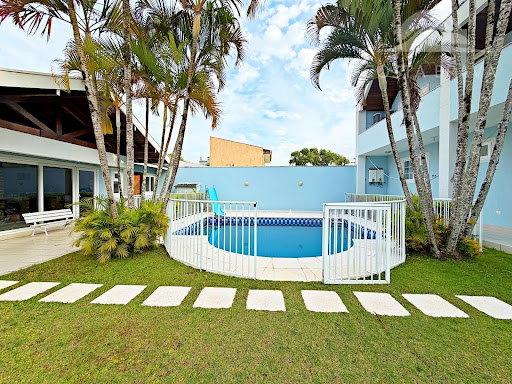 Sobrado Triplex Caiobá, 6 Suítes, Piscina. Conforto e