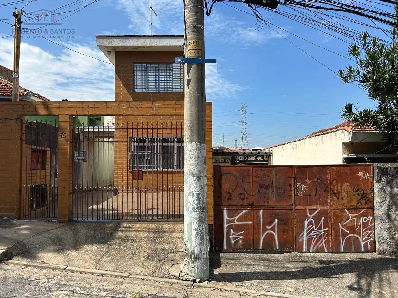 Vista da casa e do terreno juntos