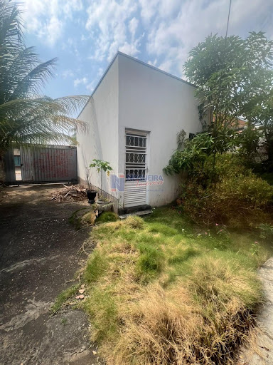 SALÃO COM 20 m² E BANHEIRO