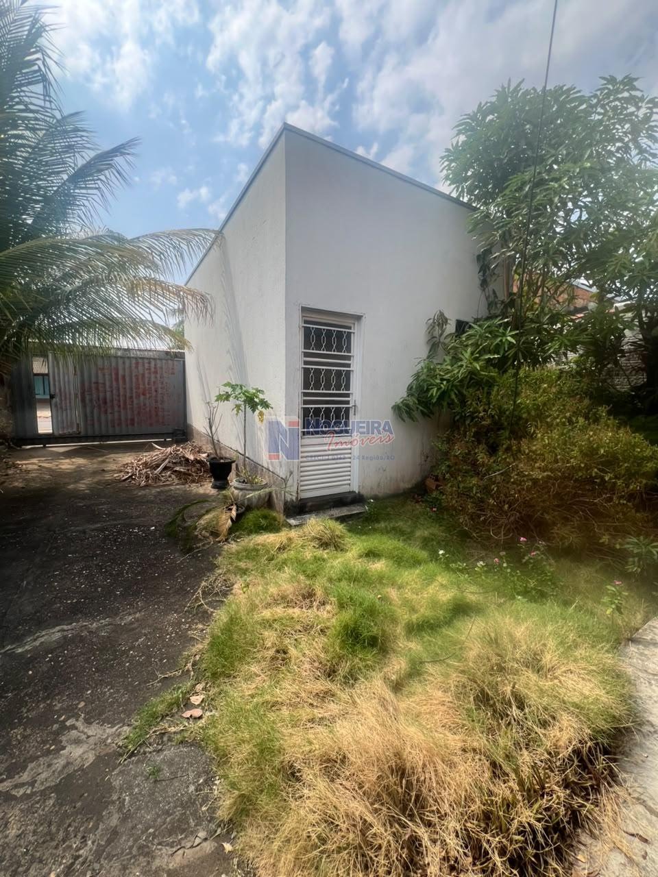 SALÃO COM 20 m² E BANHEIRO