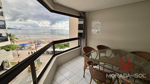 Prédio frente mar apto lateral com vista mar na meia praia