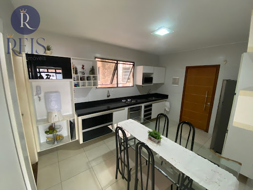 Cozinha Ampla com armários Planejados e Acesso Independente 