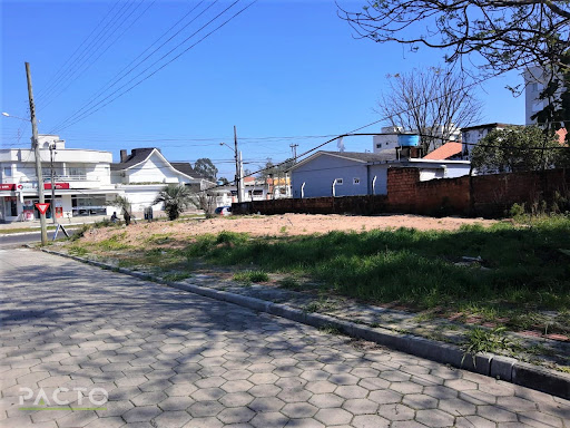 Casa em Jardim das Avenidas  -  Araranguá. Características do imóvel:  Casa de alvenaria em mau estado de conservação, Terreno medindo 13,00 metros de frente, por 30 metros de fundos    