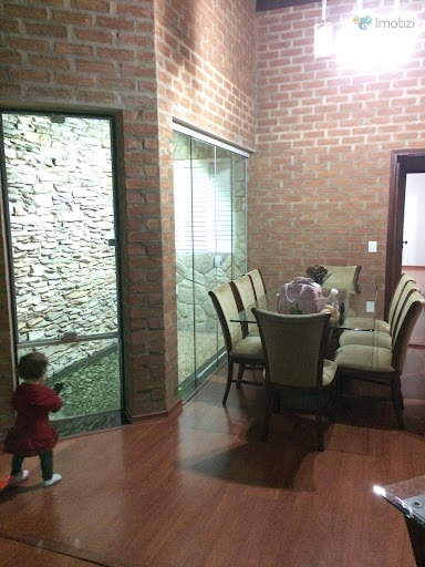 Sala de Jantar com vista para o jardim de inverno