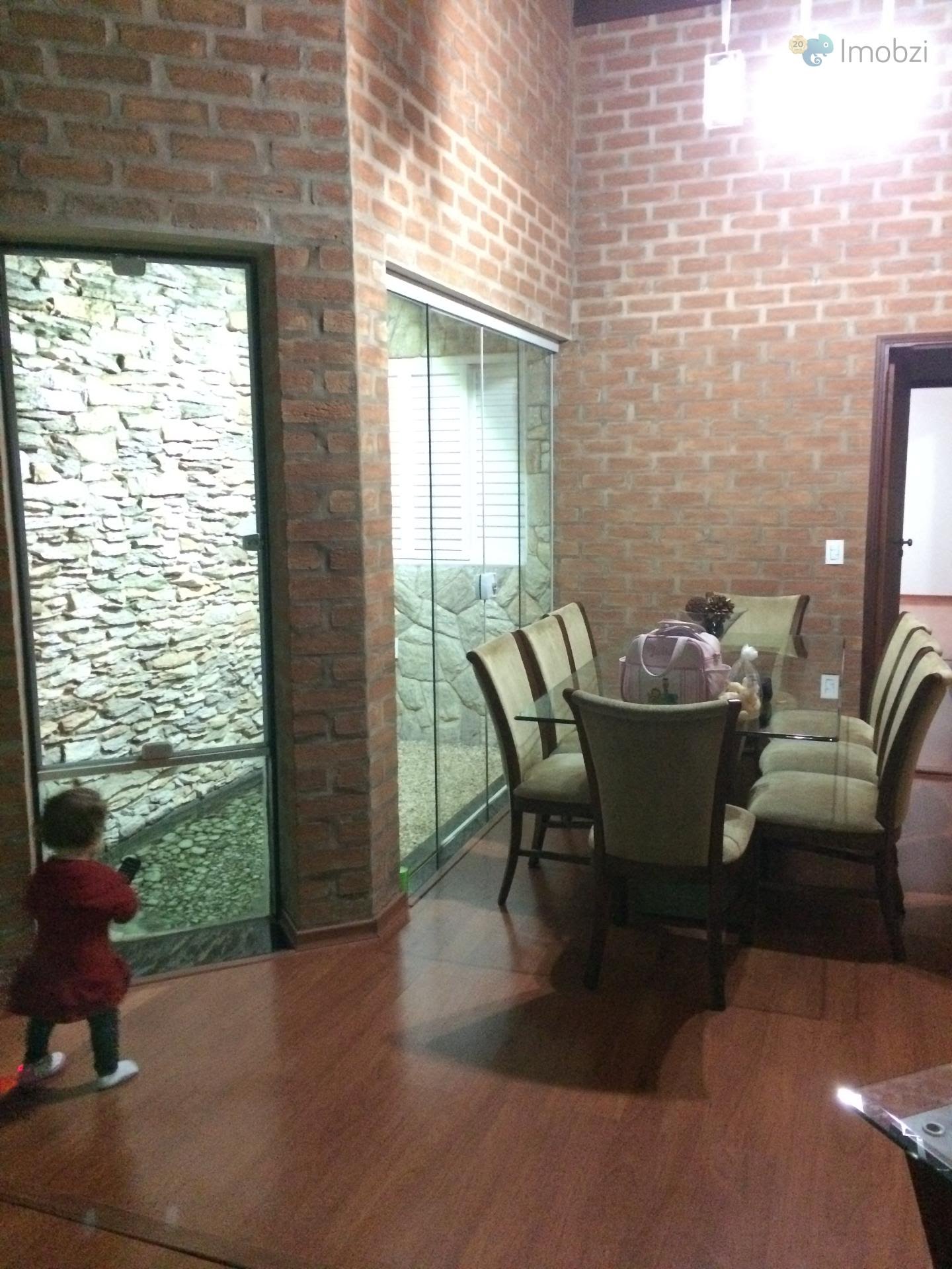 Sala de Jantar com vista para o jardim de inverno