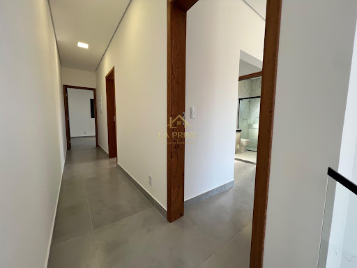 ? Casa à venda no Condomínio Villagio Wanel – Sorocaba/SP 218m² de área construída, 03 dormitórios, sendo 3 suítes, 01 com closet e 04 vagas de garagem.