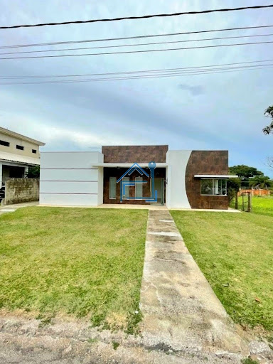 Casa térrea com amplo gramado no Resid. Village Ipanema I