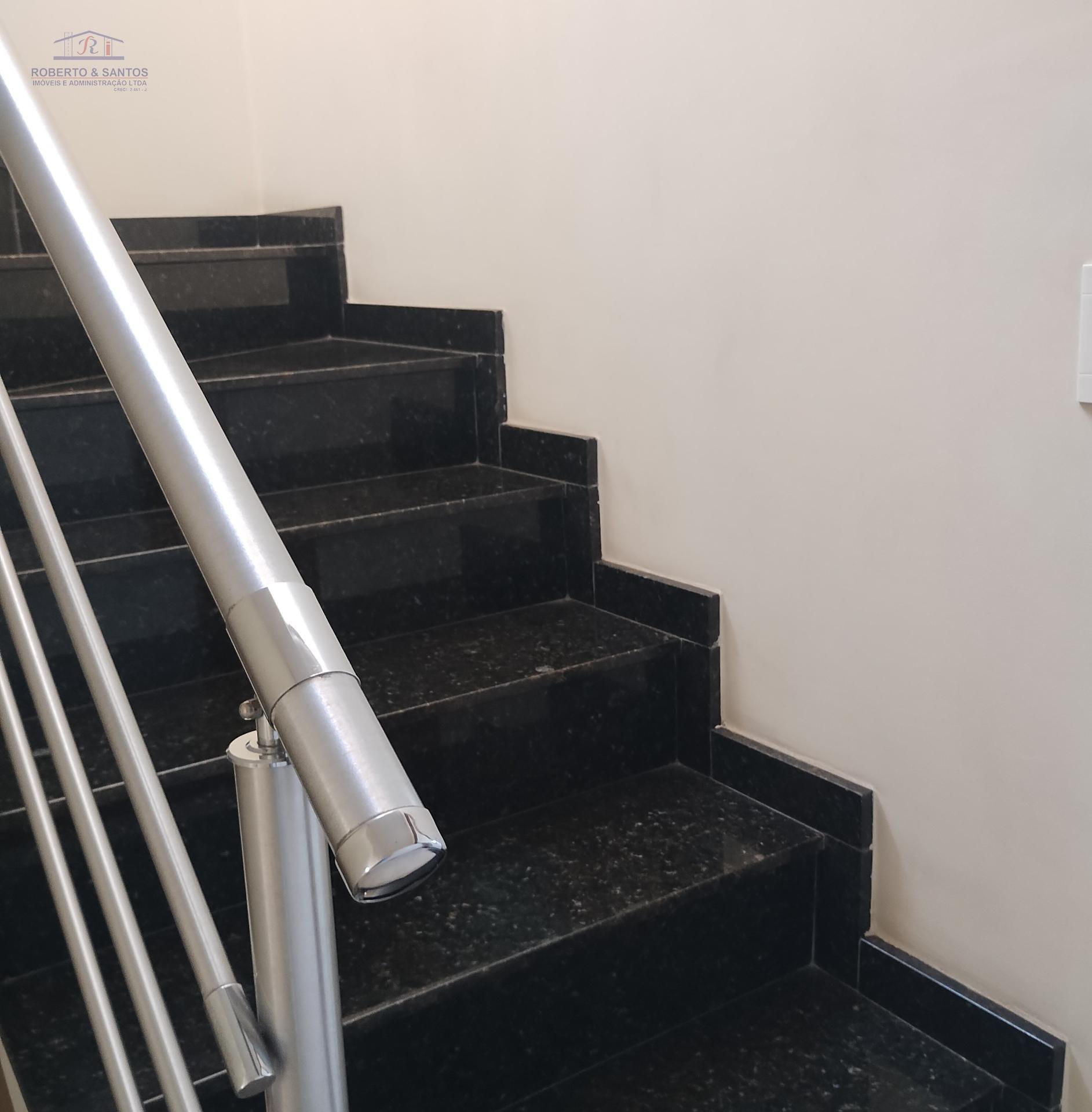 Escada Internada Garagem à Sala em Mármore