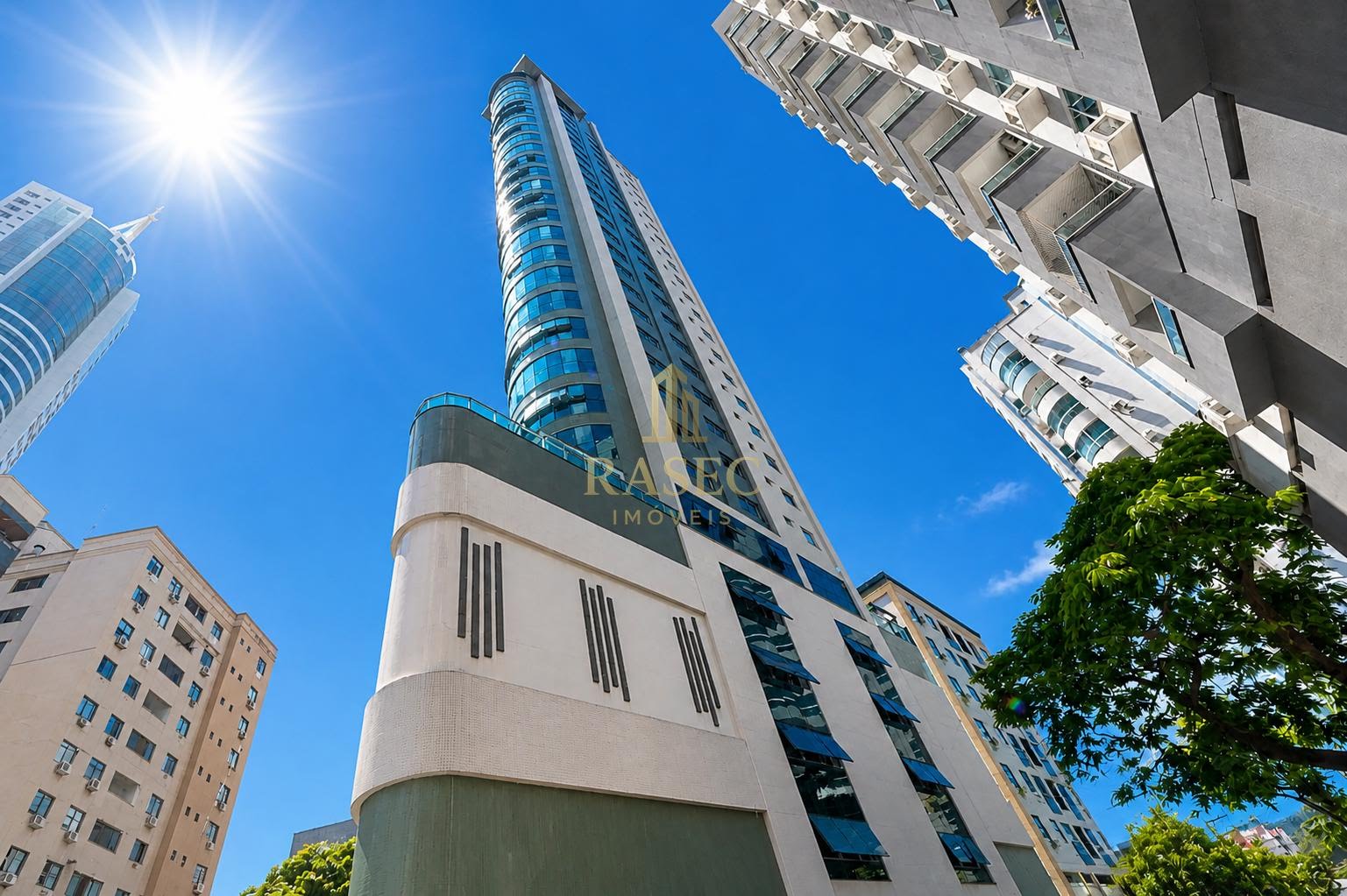 Apartamento à venda com 4 banheiros, 2 vagas e 140m² no Centro, Balneário Camboriú — foto principal