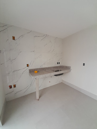 Encante-se com esta excelente casa localizada no bairro Jardim Mariléa, em Rio das Ostras, perfeita para quem busca conforto, praticidade e uma ótima oportunidade de investimento. Com 3 dormitórios, s