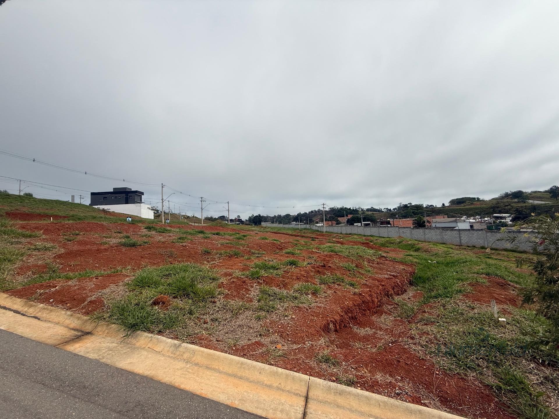 Terreno à venda com 447m² de terreno no Bairro do Portão, Arujá — foto principal