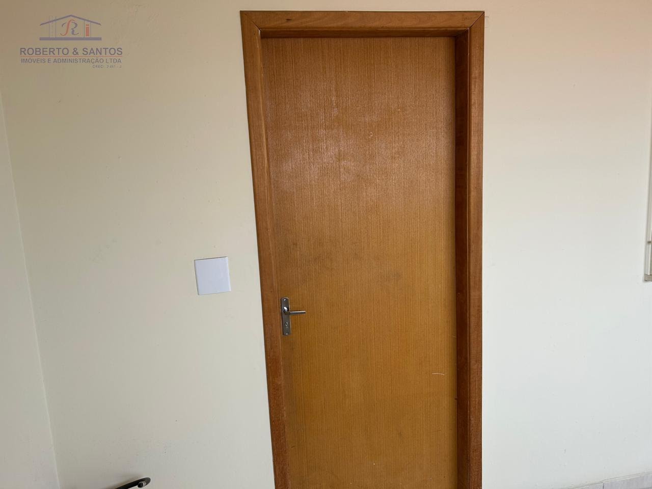 Primeira porta após escadas