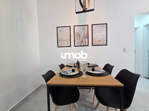 Sala de jantar espaçosa com mesa 