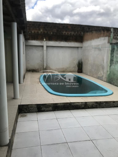 PÁTIO COM PISCINA