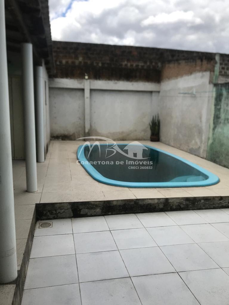 PÁTIO COM PISCINA