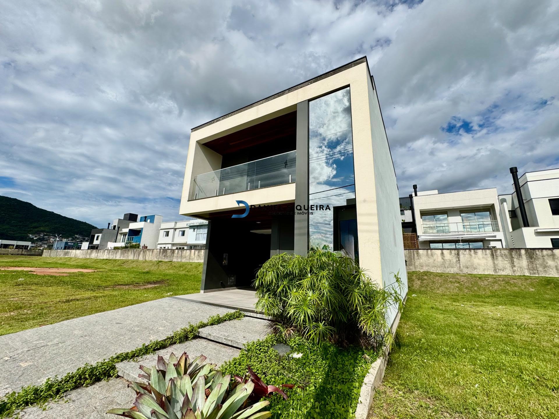 Casa à venda com 3 quartos, 1 suíte, 2 vagas e 196m² no Bairro Deltaville, Biguaçu (SC) — foto 2 de 30