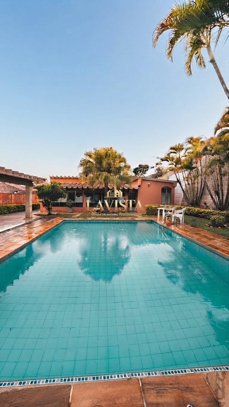 Imagem vista piscina e fachada