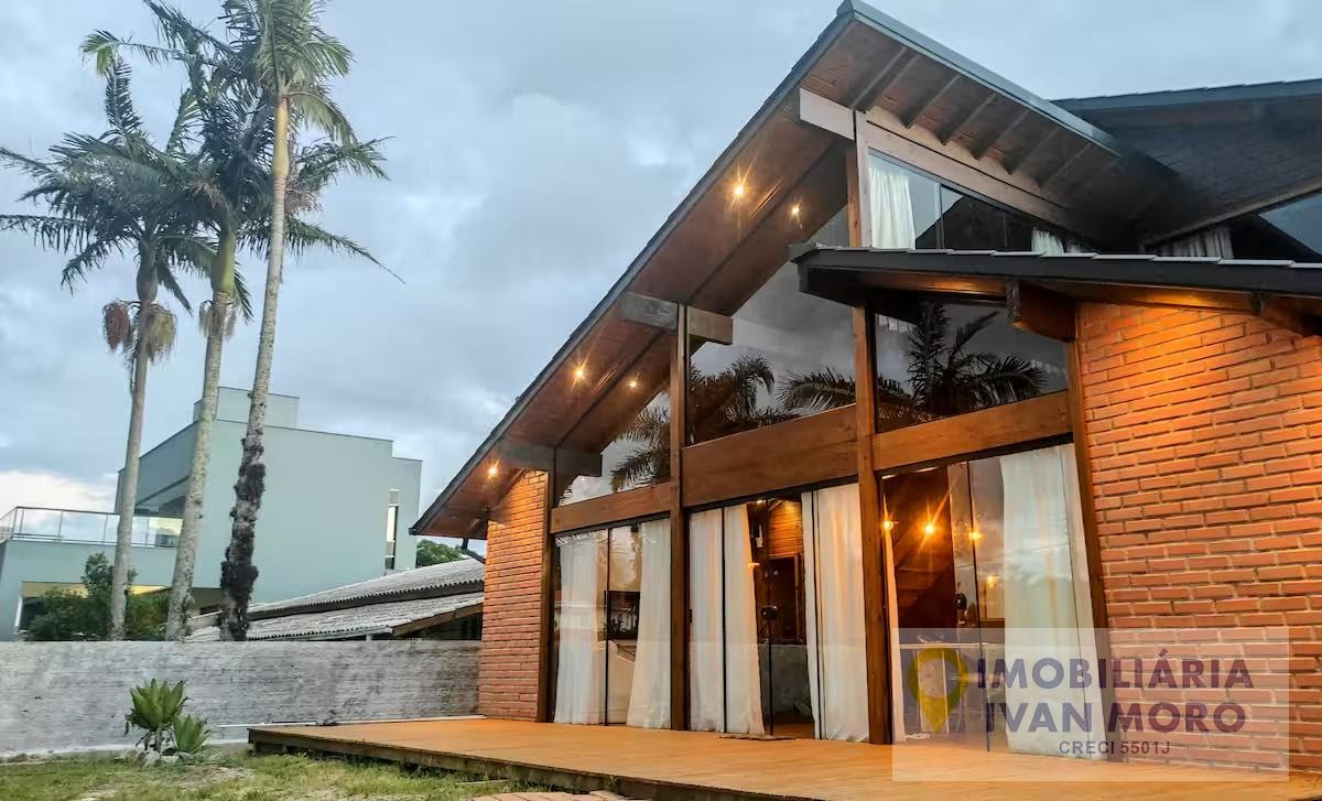 Casa para alugar com 3 quartos, 2 banheiros e 3 vagas no Daniela, Florianópolis — foto principal
