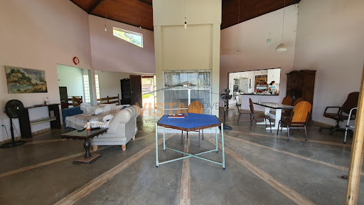 SALA COM PÉ DIREITO DUPLO E LAREIRA