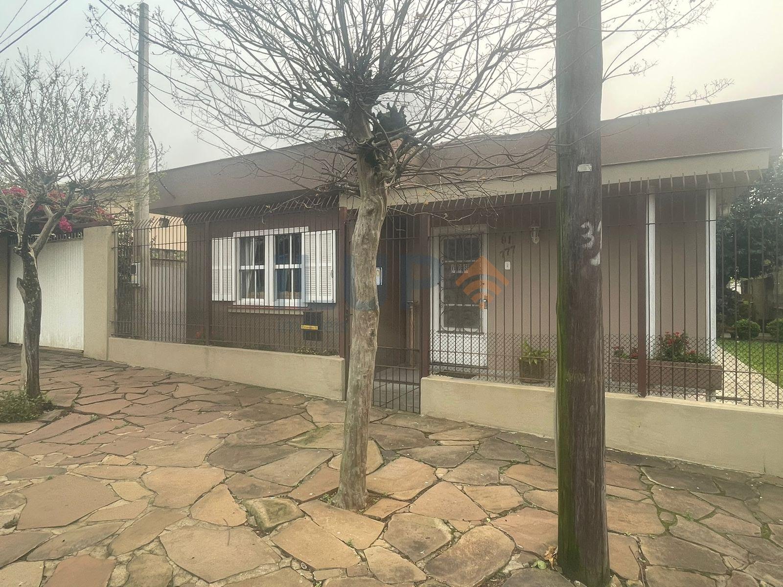 Fachada com portao ao lado para entrada de garagem