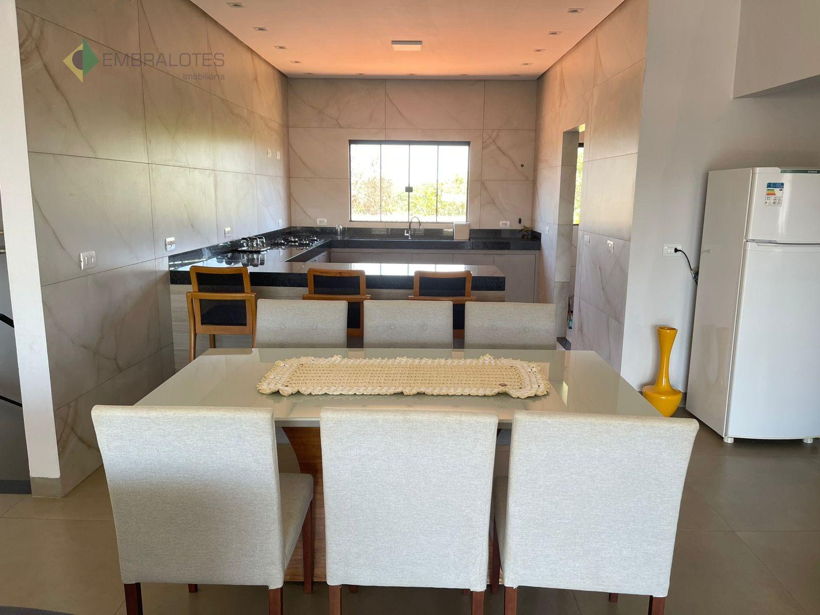 Sala de jantar integrada com a cozinha