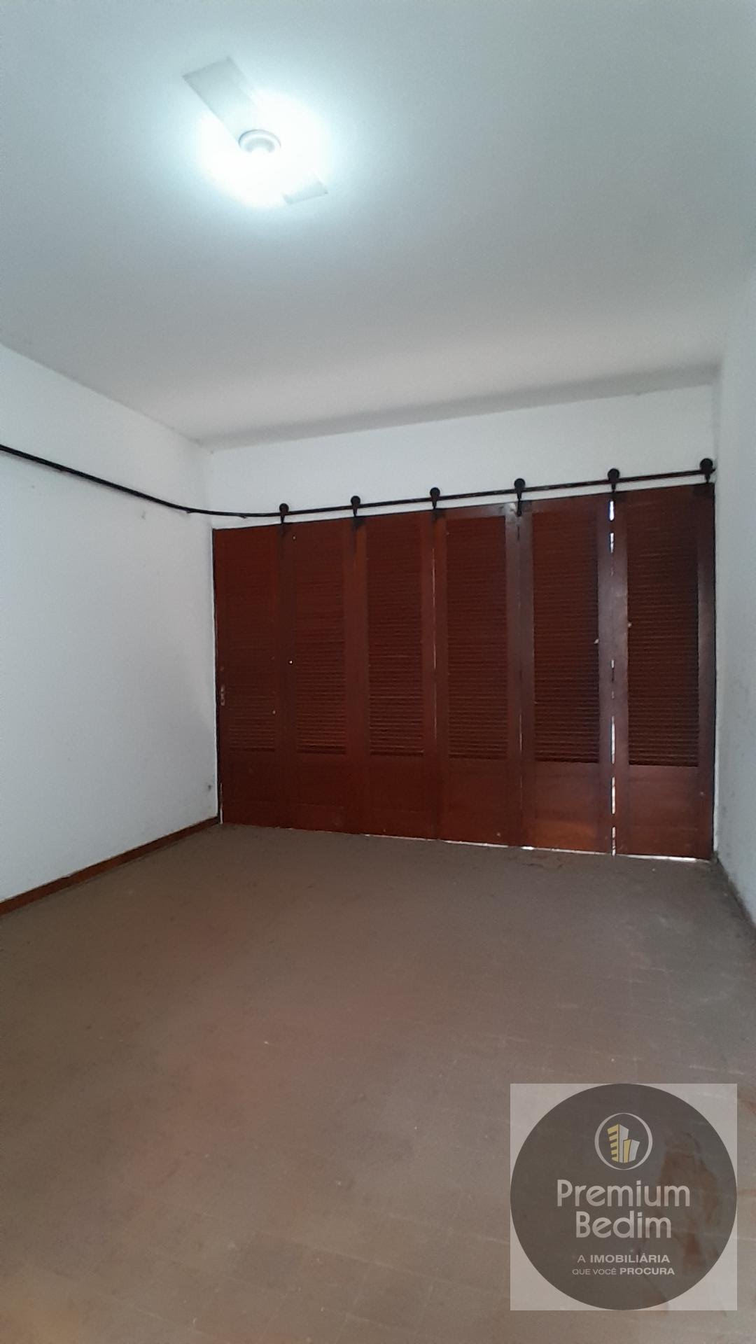 Garagem fechada para 2 carros, além de vaga externa