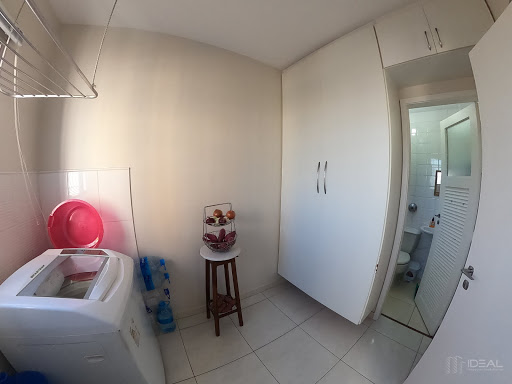 Lavanderia separada da cozinha com janela e armário